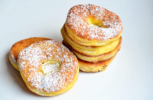 Photo freshly baked pulled out Küchle doughnuts with icing sugar