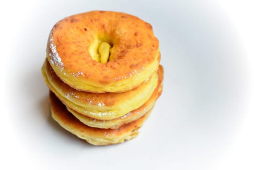 Photo freshly baked pulled out Küchle doughnuts with icing sugar