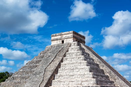 Pyramid, known as El Castillo, with a beautiful sky in the ruins of Chichen Itza, Mexico