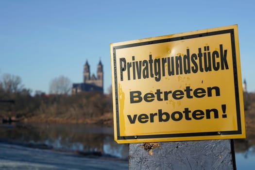 Sign with the inscription "Entering private property prohibited"" in Magdeburg"
