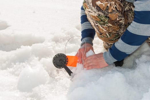 Installation of gear for winter fishing on the river