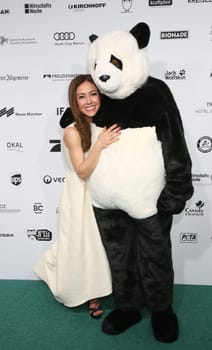 Anastasia Zampounidis mit auf dem Green Carpet vom Greetec Award in Berlin