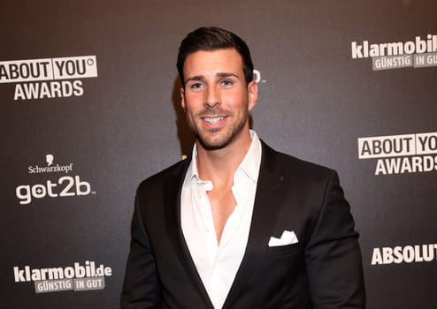 Leonard Freier ,Bachelor ,. About You Awards in More ! Theater Hamburg .