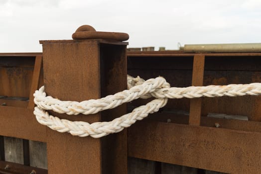 fixation of a ship with a peace of rope