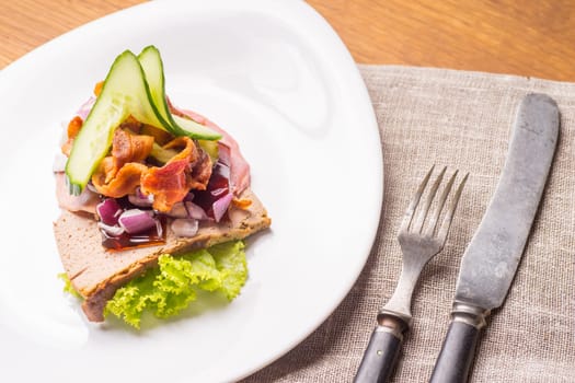 Danish specialties and national dishes, high-quality open sandwich.The very famous piece of butterbread called Veterinarian's midnight snack consisting of liverpostej, Jelly and salty beef meat