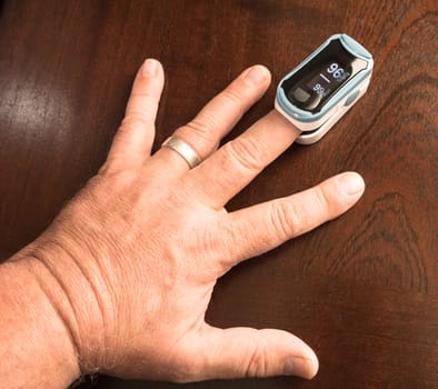 A portatble sensor makes it easy to check oxygen level and pulse rate in the human body