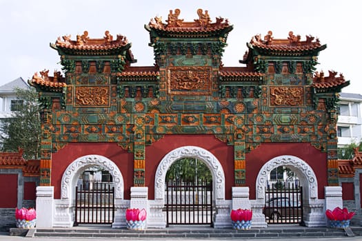 Ceramic gate at the Fayuan Temple