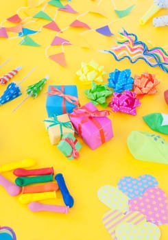 Froehliches buntes Party Zubehoer on yellow background