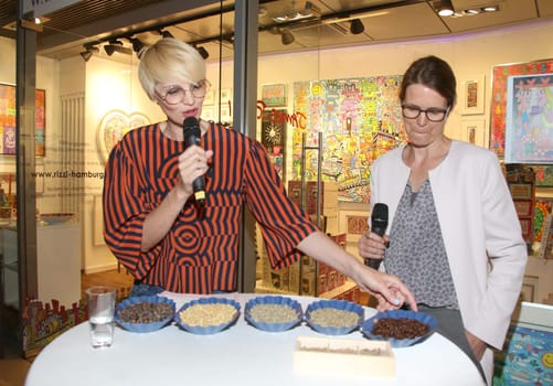 Susann Atwell und Kristina Koelling,  ( Tchibo) .  Launch-Event  JAMES RIZZI Cafissimo MINI - Limited Edition by Tchibo" in Hamburg."