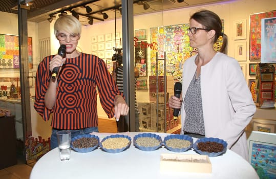 Susann Atwell und Kristina Koelling,  ( Tchibo) .  Launch-Event  JAMES RIZZI Cafissimo MINI - Limited Edition by Tchibo" in Hamburg."
