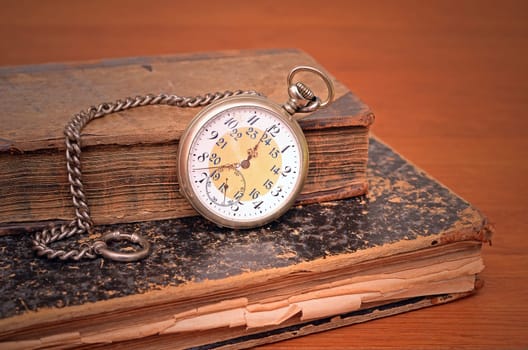 old Tachenuhr and books