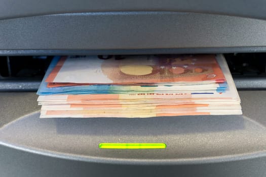 Euro notes at ATMs in detail
