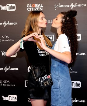 Anna Wilken und Betty Taube beim  Global Citizen Festival in der Barclaycard Arena, Hamburg, 06.07.2017.