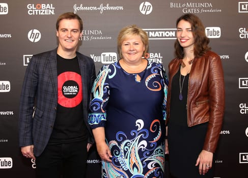 Hugh Evans, Erna Solberg (Norwegische Premierministerin) und Tanyella Evans,  beim  Global Citizen Festival in der Barclaycard Arena, Hamburg, 06.07.2017.