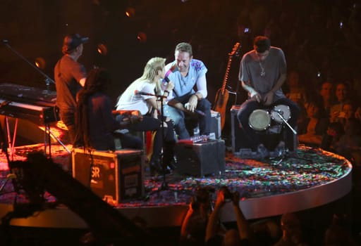 Shakira und Coldplay Saenger Chris Martin life beim Global Citzen Festival 2017 in Hamburg -Barclacard Arena