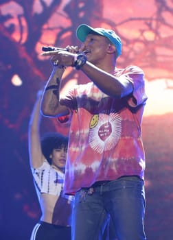 Pharrell Williams   beim    Global Citzen Festival 2017  in Hamburg -Barclacard Arena