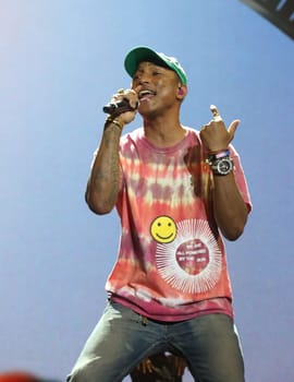 Pharrell Williams   beim    Global Citzen Festival 2017  in Hamburg -Barclacard Arena