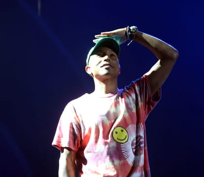 Pharrell Williams   beim    Global Citzen Festival 2017  in Hamburg -Barclacard Arena