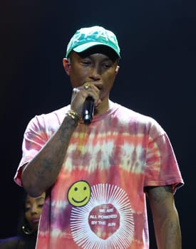 Pharrell Williams   beim    Global Citzen Festival 2017  in Hamburg -Barclacard Arena