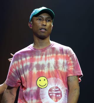 Pharrell Williams   beim    Global Citzen Festival 2017  in Hamburg -Barclacard Arena