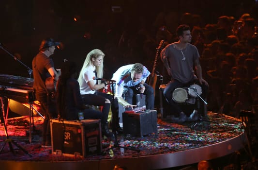 Shakira und Coldplay Saenger  Chris Martin  life beim  Global Citzen Festival 2017  in Hamburg -Barclacard Arena