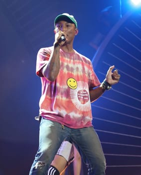 Pharrell Williams   beim    Global Citzen Festival 2017  in Hamburg -Barclacard Arena