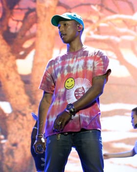 Pharrell Williams   beim    Global Citzen Festival 2017  in Hamburg -Barclacard Arena