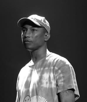Pharrell Williams   beim    Global Citzen Festival 2017  in Hamburg -Barclacard Arena