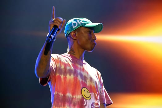 Pharrell Williams   beim    Global Citzen Festival 2017  in Hamburg -Barclacard Arena