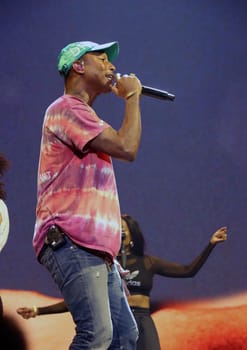 Pharrell Williams   beim    Global Citzen Festival 2017  in Hamburg -Barclacard Arena