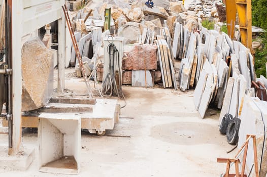 Machines for cutting marble blocks into slabs for the construction industry