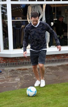 Christoph Metzelder beim Fussball spielen ,.Juvia Men Kollektionspraesentation by Different Fashion mit Charity Fussball  in Kampen auf Sylt