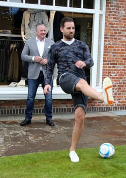 Christoph Metzelder beim Fussball spielen ,.Juvia Men Kollektionspraesentation by Different Fashion mit Charity Fussball  in Kampen auf Sylt