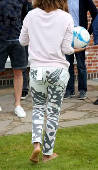 Marie Amiere  mit Preisschild an der Hose ,.Juvia Men Kollektionspraesentation by Different Fashion mit Charity Fussball  in Kampen auf Sylt
