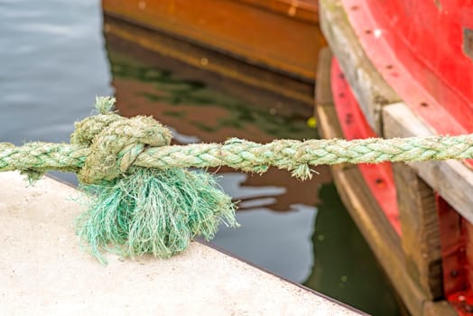 Mooring line of a fishing cutter with knots
