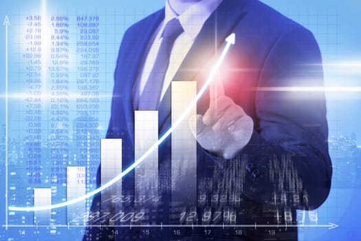 a man in a suit shows a growth course with his finger