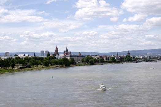 A view over the city of Mainz with the cathedral and the promenade on the river Rhine.