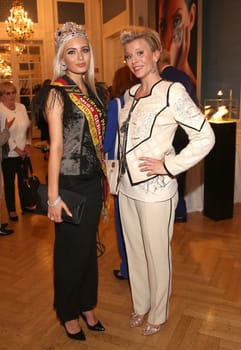Soraya Kohlmann und Eva Habermann  bei der  Liz Malraux Modenschau Winter 2017 im Hotel Atlantic, Hamburg