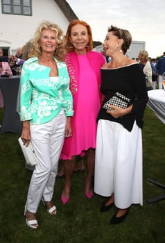 Chippi Klindworth ,Heike Jahr and Monika Peitsch,. Manfred Baumann invited to the yearly crab dinner in his house in Morsum - Sylt