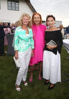 Chippi Klindworth ,Heike Jahr and Monika Peitsch,. Manfred Baumann invited to the yearly crab dinner in his house in Morsum - Sylt