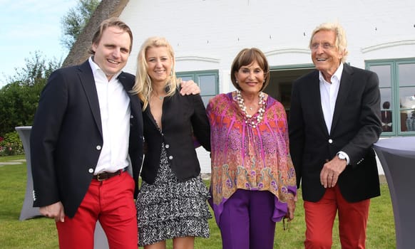 Manfred Baumann (r.) and Mrs. Katharina with son Maximilian Baumann (left) and Kathi Ehrengruber,. Manfred Baumann invited to the yearly crab dinner in his house in Morsum - Sylt