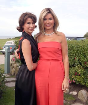 Dorothee Achenbach and Franziska Hirsch ,. Manfred Baumann invited to the yearly crab dinner in his house in Morsum - Sylt