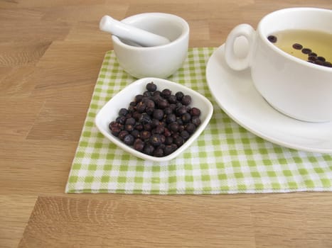Juniper tinge and dried juniper berries