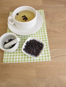 Juniper tinge and dried juniper berries