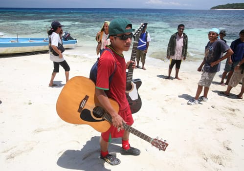 Eine Gruppe Jugendlicher am Strand bei Tutuala  im oestlichsten Punkt an der Timorsee in Ost Timor auf der in zwei getrennten Insel Timor in Asien.