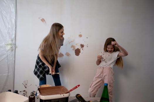 A wonderfully joyful moment was beautifully captured during a fun DIY painting project taking place at home