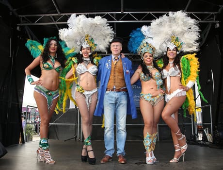 Thorsten Lausch mit  den Samba Ole Girls .Stadtteilfest  in Hamburg  -Rotheburgsort mit Programm am 04.09.2017