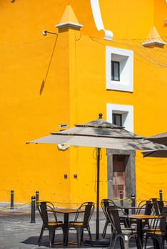 Outdoor seating with a historic colonial theater in the background in Puebla, Mexico