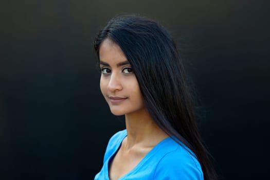 Portrait of a froehlichen young woman - exterior shot in summer