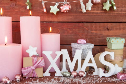 Froehliche decoration with candles for Christmas